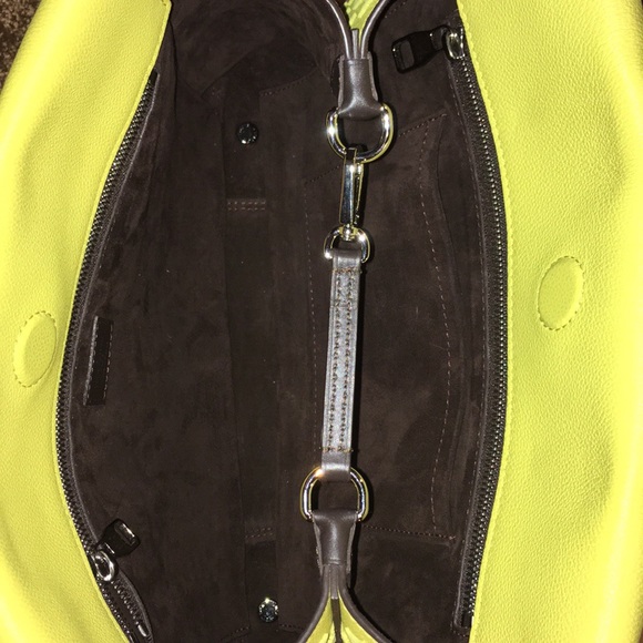 Louis Vuitton - Picture 2 of 3